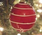 Noel top sürekli bir çizgi ile dekore edilmiştir.